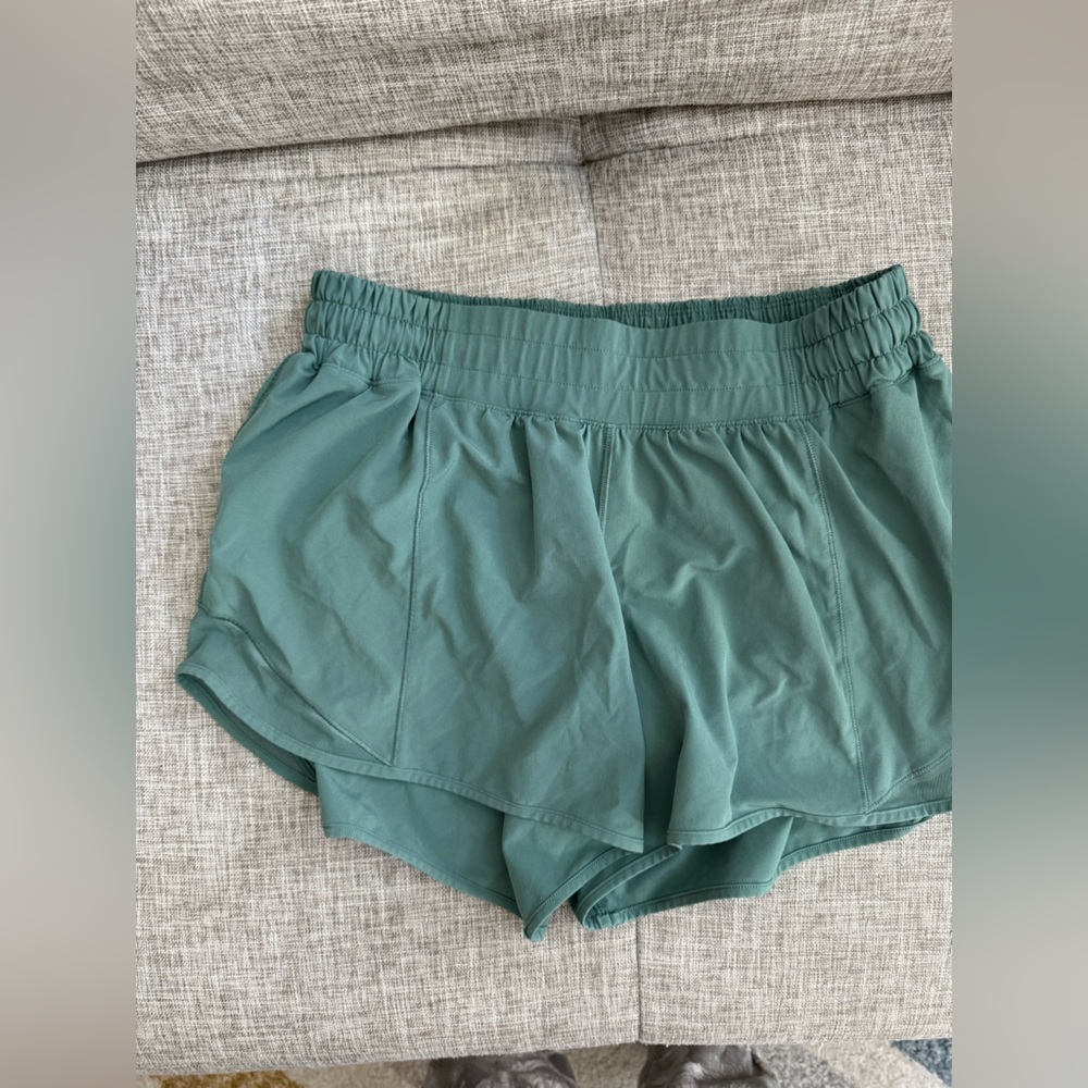 Lululemon hotty hot low rise lined short 4” size 8